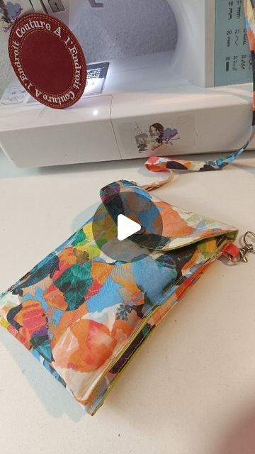 alendroitcouture on Instagram: "Premier tuto 2024 ,retrouve le tuto complet sur ma chaîne youtube (Le lien est dans mes story à la une rubrique tuto ) Pochette téléphone mesures finis L14xH20x P2cm il vous faudra 1x ouate ou renfort thermocollant 1xcoton imprimé 1x coton uni L17 xH54 cm 1x ouate ou renfort thermocollant 1xcoton imprimé 1x coton uni L17 xH42cm 1 xcoton imprimé L4,5cm xH10cm 1x coton imprimé L5xH120cm 2 mousquetons une paire de pressions métalliques ou plastiques retrouvez mes ustensiles couture via mon lien Linktree sur mon profil #amazoninfluencer" Pochette Diy, Diy Pochette, Pochette Portable, Iphone Diy, Sewing Machine Basics, Textile Projects, Crochet Stitches Video, Fabric Purses, Small Sewing Projects