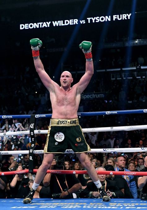 Tyson Fury Height And Weight: Not As Tall As You Think - Hood MWR Conor Mcgregor Poster, Boxing Legends, Boxing Images, Deontay Wilder, Heavyweight Boxing, Boxing Posters, Boxing History, Professional Boxer, Tyson Fury