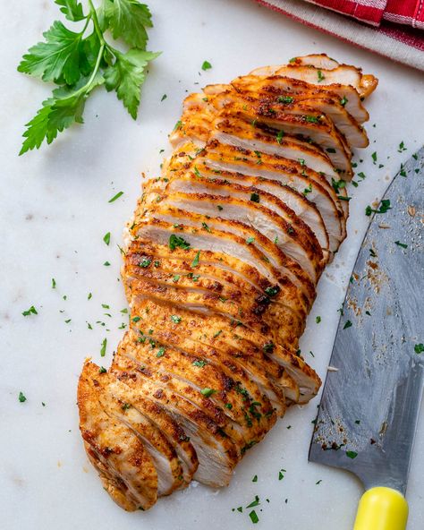 How to Make Perfect Juicy Baked Chicken Breasts Everytime! - Clean Food Crush Clean Eating Chicken, Baked Chicken Breasts, Juicy Baked Chicken, Salad Chicken, Chicken Breast Recipes Baked, Baked Chicken Tenders, Roasted Chicken Breast, Chicken Meat, Clean Food Crush