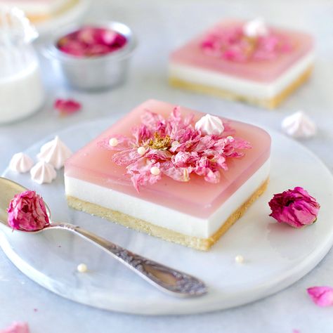 Panna Cotta Tart, Showstopper Dessert, Rose Blossom, Sharing Is Caring, Fancy Desserts, Just Desserts, Sweet Recipes, Cooking And Baking, Cookies Et Biscuits