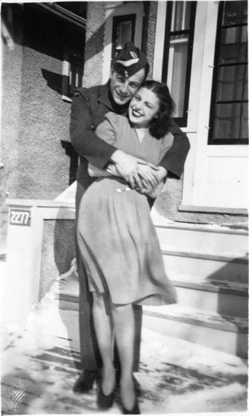 Couples Vintage, Old Fashioned Love, Military Couples, Mode Retro, Vintage Couples, Vintage Pics, Vintage Versace, Vintage Romance, Look Retro