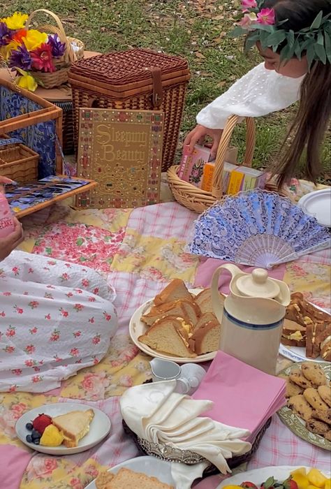 Princess Themed Picnic, Princess Picnic Aesthetic, Tea Party Ideas Aesthetic, Princess Picnic Party, Tea Party Picnic Birthday, Tea Party Cottagecore, Birthday Party Cottagecore, Park Tea Party, Yea Party Aesthetic