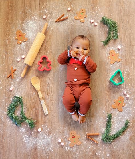 Gingerbread Baby Pictures, Christmas Pictures 6 Month Old, Easy Baby Christmas Pictures, Gingerbread Baby Photo, Christmas Photos Baby Boy, Christmas Photo Newborn, Diy First Christmas Photo Shoot, 9 Month Old Christmas Photos, 4 Month Old Christmas Photos