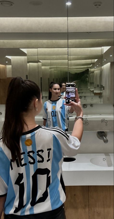 Messi Jersey Outfit, Spain Jersey Outfit, Jersey Girl Aesthetic, Argentina Jersey Outfit, Jersey Outfit Women Football, Football Shirt Outfit Women, Jersey Outfit Football, Football Jersey Outfit Women, Soccer Jersey Outfit Women