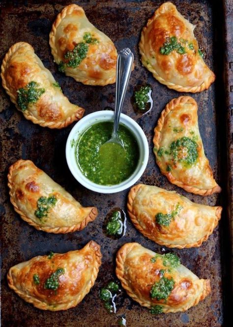 Pesto Ideas, Easy Spanish Recipes, Tapas Party, Sommer Mad, Best Tapas, Fest Mad, Empanadas Recipe, Tapas Recipes, Basil Recipes