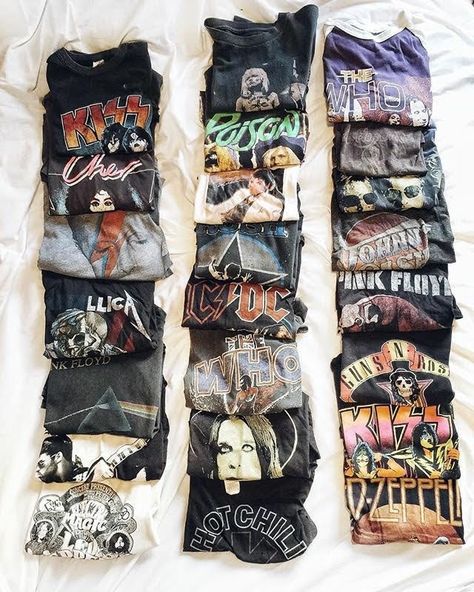 Outfits With Band Tees, Styling Band Tees, How To Style Band Tees, Band Shirt Outfits, Camisa Rock, Band Clothes, Band Tee Outfits, Tees Outfit, Look 80s