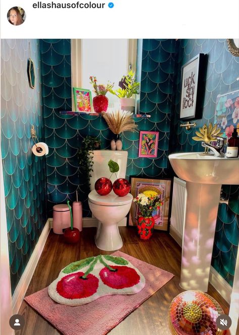 Bathroom Disco Ball, Funky Bathroom Design, Disco Ball Fireplace, Disco Ball Bathroom, Gen Z Room, Restroom Aesthetic, Eclectic Bathroom Small, Bathroom Inspo Apartment, Disco Bathroom