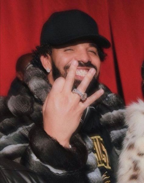 Drake Christmas Pfp, Drake Pfp, Drake Funny, Mod Music, Old Drake, Champagne Papi, Rap City, Drizzy Drake, Drake Photos
