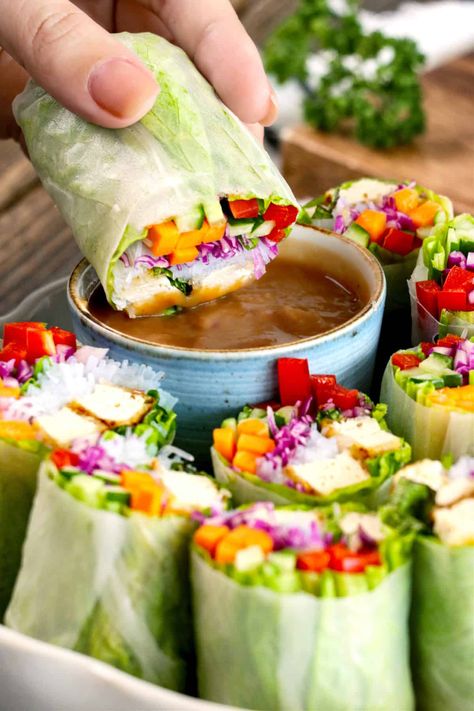 Raw Food Recipes, Rice Wrappers, Sommer Mad, Fresh Spring Rolls, Vermicelli Noodles, Crispy Tofu, Peanut Sauce, Spring Rolls, Dipping Sauce