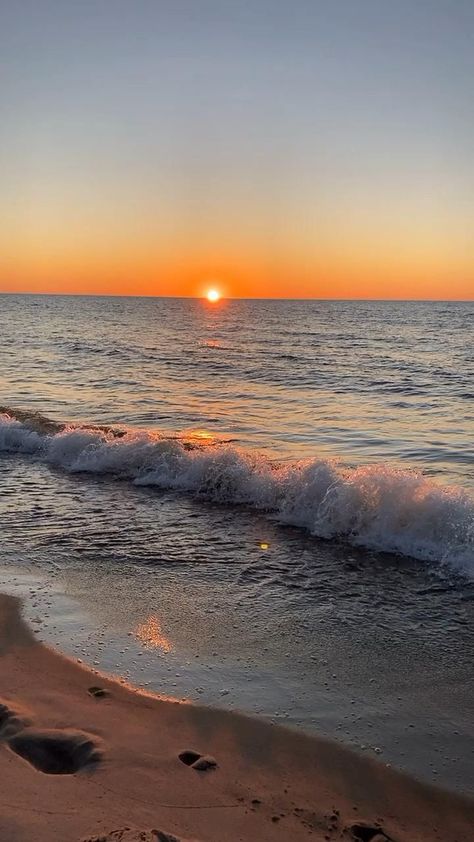 Sunset [Video] | Matahari terbenam pantai, Matahari terbenam, Estetika langit Summer Views Nature, Amazing Sunsets Photography, Peace Place Aesthetic, Peaceful Places Aesthetic, Thalassophile Aesthetic, Summer Videos Aesthetic, Peaceful Nature Aesthetic, Peaceful Videos Aesthetic, View Beach Aesthetic