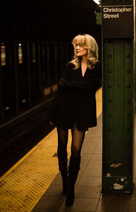 City Photo Ideas Aesthetic, Urban Fashion Aesthetic, Unique Street Photography, New York Subway Photography, Nyc Bodega Photoshoot, Nyc Stoop Photoshoot, Subway Photoshoot Women, Nyc Street Photoshoot, New York Photo Shoot