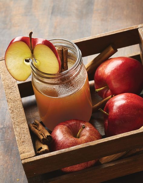 Spiked Caramel Apple Cider, Jus Apel, Caramel Apple Cider Recipe, Whiskey Drinks Recipes, Caramel Apple Cider, Simple Thanksgiving Table, Apple Cider Caramels, Thanksgiving Wallpaper, Hot Apple Cider