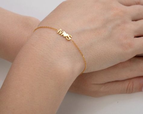 Name Bracelet Gold, Gold Name Bracelet, Nameplate Bracelet, Initial Fonts, Bracelet Name, Initial S, Infinity Earrings, Bracelet Couple, Couples Bracelet