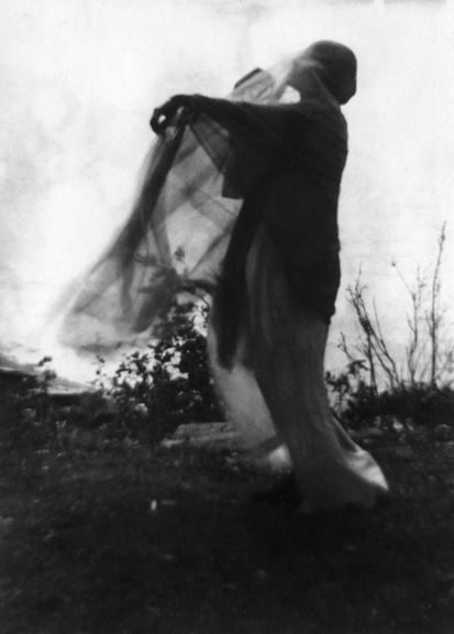 The Wind, c.1910 by Imogen Cunningham Alfred Stieglitz, Eckart Tolle, Imogen Cunningham, Simple Subject, American Photography, Getty Museum, History Of Photography, Soft Focus, Foto Vintage