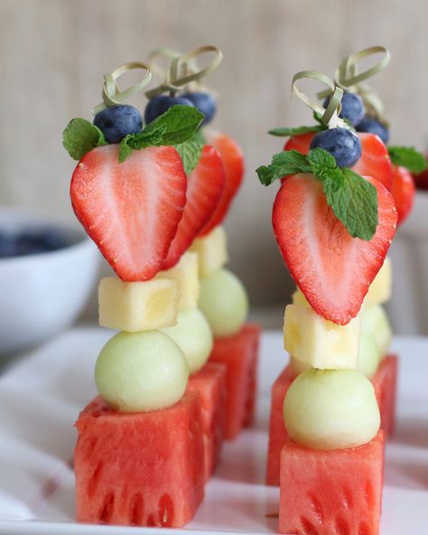 Pear Cream, Fruit Buffet, Fruit Kebabs, Canned Pears, Fruit Platter Designs, Fruit Skewers, Decorações Com Comidas, Fruit Kabobs, Fruit Arrangements