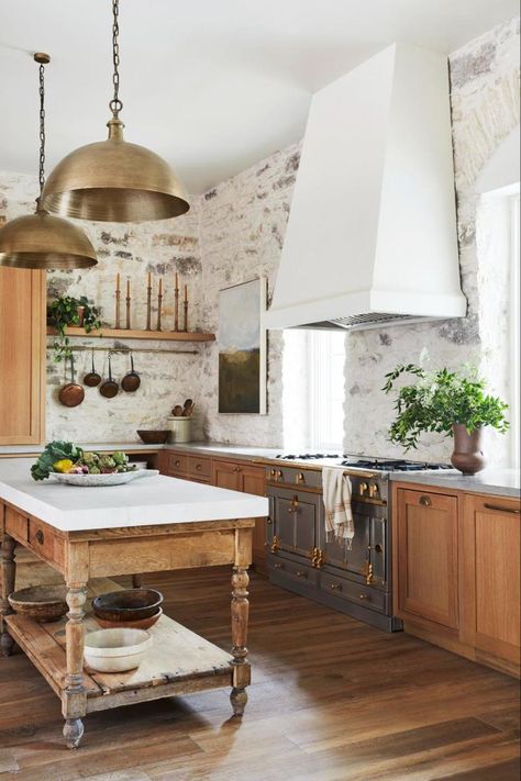 8ft Ceiling Kitchen, Stile Joanna Gaines, Kitchens By Joanna Gaines, Kitchen Joanna Gaines, Gaines Kitchen, Magnolia Kitchen, Kitchen Farmhouse, Kitchen Island Design, Wooden Kitchen