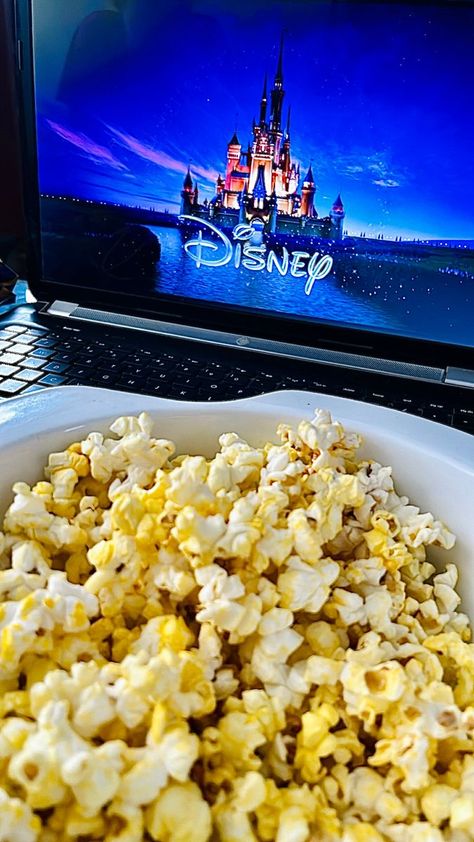 Popcorn And Movie Aesthetic, Movie And Popcorn Aesthetic, Popcorn Bowl Aesthetic, Popcorn Movie Night Aesthetic, Watching Disney Aesthetic, Movie Popcorn Aesthetic, Popcorn Aesthetic Movie, Popcorn Aesthetic Vintage, Cinema Aesthetic Popcorn