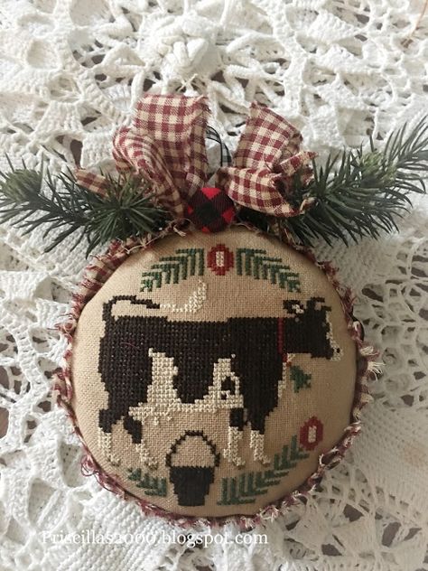 Priscillas: Cow Cuteness! Cross Stitch Freebies, Natal, Barnyard Christmas, Cross Stitch Cow, Prairie Schooler, Tart Pan, Cross Stitch Finishing, Morning Friends, Cross Stitch Animals