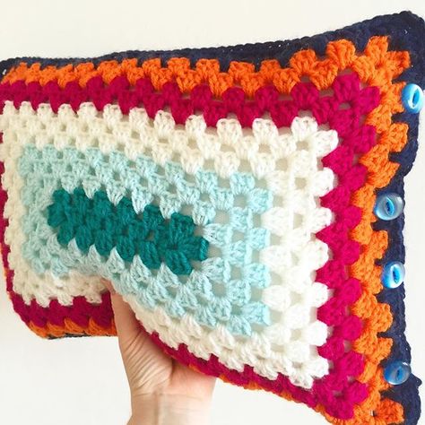 Crochet Rectangle, Crochet Cushion Covers, Crochet Cushion Pattern, Crochet Hedgehog, Crochet Placemat Patterns, Crochet Squares Afghan, Cushion Cover Pattern, Rectangle Cushion, Cushions Covers