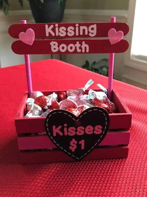 Valentijnsdag Diy, Easy Valentine Crafts, Diy Valentine's Day Decorations, Creative Gifts For Boyfriend, Diy Valentines Decorations, Diy Gifts For Him, Valentine Projects, Kissing Booth, Diy Valentines Crafts