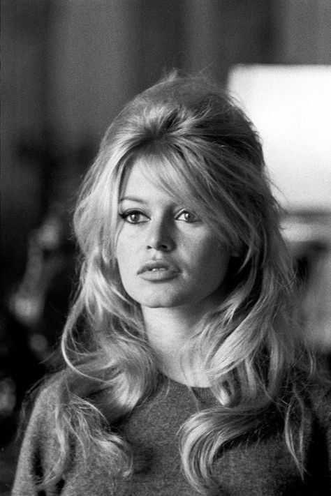 Lana Del Rey Hair Half Up, 1960s Style Icons, 60s Hair Curly, Peggy Core, Shoulder Length Wedding Hair, Lana Del Rey Hair, Brigitte Bardot Hair, Bardot Bangs, Disco Hair