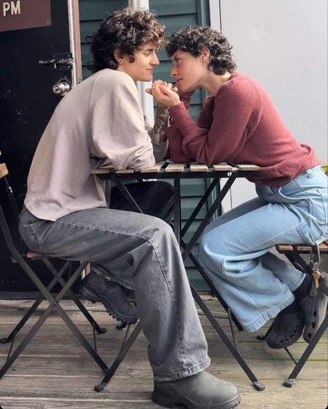 Domestic Couple Poses, Queer Women Aesthetic, Butch4butch Aesthetic, Romantic Pose Reference, Wlw Pose Reference, Nonbinary Couple, Queer Friends, Queer Romance, Queer Couples