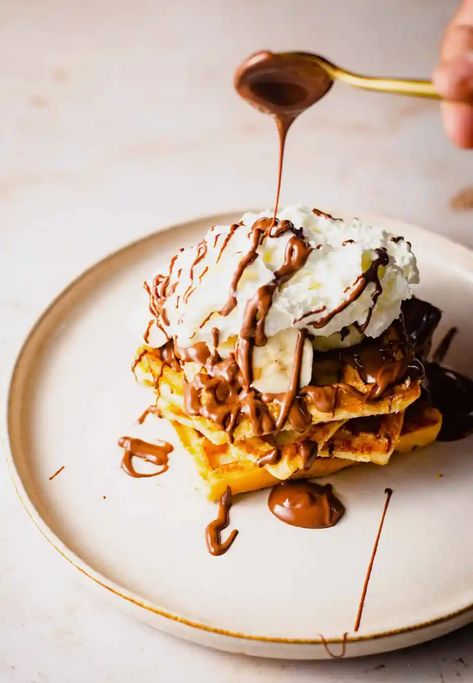 Best Nutella Waffles - EASY Recipe Nutella Waffle, Nutella Waffles, Nutella Pizza, Waffle Machine, Waffles Easy, Waffles Recipe, Chocolate Cookie Dough, Easy Brunch Recipes, Nutella Cookies