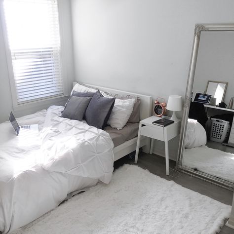 ig: larissa.newberry Bilik Tidur Minimalis, Bilik Tidur Perempuan, Bilik Perempuan, Small Bedroom Inspiration, Bilik Idaman, Pelan Rumah, Bilik Tidur, Dorm Room Inspiration, Small Bedroom Decor