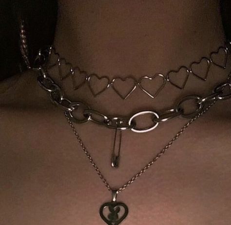 ⸀༝ @𝘩𝘳𝘵𝘣𝘳𝘬𝘤𝘭𝘣 ࿓ 𝘪𝘨; 𝘬𝘢𝘪𝘵𝘭𝘺𝘯𝘸𝘦𝘯𝘻𝘦𝘭 ༝˼ Kalung Choker, Feminine Necklace, Mode Grunge, Grunge Jewelry, Edgy Jewelry, Necklace Moon, Makijaż Smokey Eye, Heart Choker, Dope Jewelry