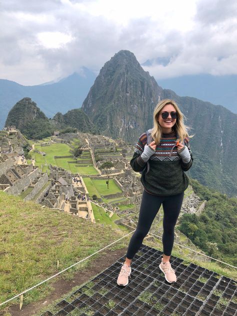 Remote Year travel blogger Jessica Sturdy of Bows & Sequins at Machu Picchu in Peru. Jessica is wearing matte black Le Specs Prince Aviator sunglasses, a Peruvian sweater, black Lululemon leggings, and Adidas Ultraboost sneakers. Wander Outfits, Machu Picchu Outfit, Peruvian Sweaters, Climbing Outfits, Black Lululemon Leggings, Walking Outfits, Hiking Outfit Women, Peru Travel, Outfits Mujer