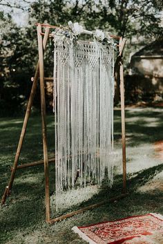 Macrame Wedding Arch, Backyard Wedding Decorations, Pola Macrame, Backyard Wedding Ceremony, Small Backyard Wedding, Macrame Wedding Backdrop, Wedding Isles, Simple Macrame, Wedding Ceremony Arch