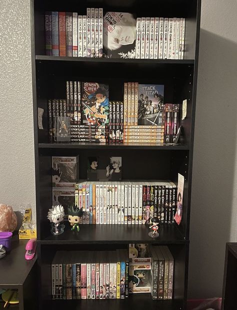 Organizing Manga Shelf, Black Book Shelf Aesthetic, Manga Set Up Shelf, Tokyo Ghoul Manga Shelf, Manga Collection Ideas, Book Shelf For Bedrooms, Small Manga Shelf Ideas, Manga Shelves Ideas, Bookshelves Manga