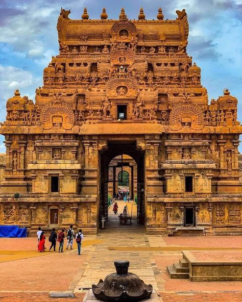 Entrance Gopuram (100 ft height) of Brihadisvara Temple, Thanjavur, Tamil Nadu. Built by Raja Raja Chola I in 1003 CE. Dedicated to Bhagwan Shiva & known as Dhakshina Meru. This Great Living Chola Temple is a UNESCO World Heritage Site. Pic Credit : Phanidhar Varanasi Thanjai Periya Kovil Wallpaper, Chola Temples, Stage Backdrop Design, Ganpati Bappa Photo, Indian Temple Architecture, India Architecture, Temple Photography, Ancient Indian Architecture, Temple Design For Home