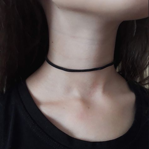 Outfits With Chokers Casual, Black Choker Aesthetic, Chokers Outfit, Choker Aesthetic Grunge, Chocker Outfit, Necklace Photoshoot, Choker Necklace Outfit, Black Chocker, Choker Outfit