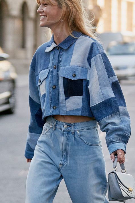 Die perfekte Jeans zu finden ist gar nicht so einfach. Auf ELLE.de haben wir jetzt die perfekte Jeans für kleine Frauen gefunden. London Fashion Weeks, Jeans Trend, Look Jean, Moda Streetwear, Patchwork Denim, Kleidung Diy, Upcycle Jeans, Denim Diy, Mode Ootd