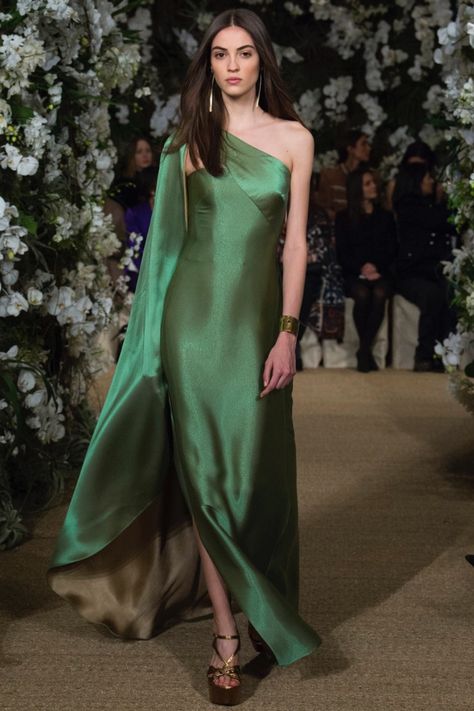 One sleeve green gown with draping from Ralph Lauren’s spring-summer 2017 collection Camille Hurel, Chique Outfit, Ralph Lauren Spring, Chique Outfits, Armani Jeans, Fashion Dresses Casual, Couture Gowns, Outfits Casual, Gorgeous Gowns