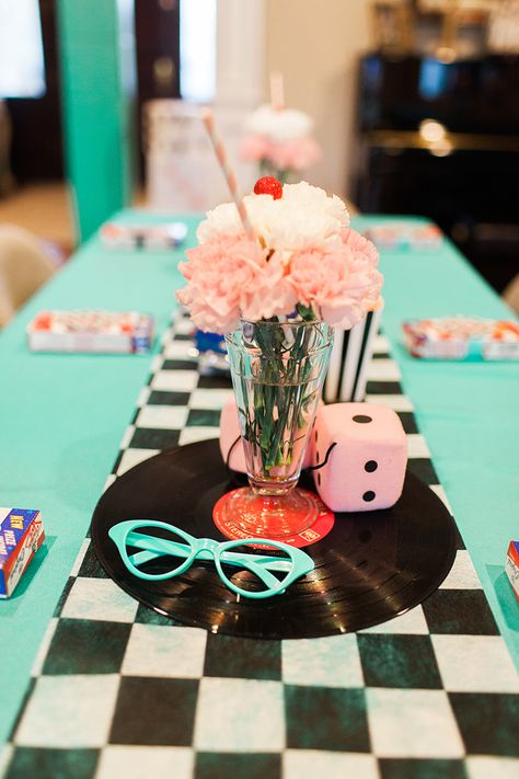 Diner Balloon Decor, Fifties Theme Party 1950s, 1950s Drive In Movie Party, Retro Diner Wedding, Sock Hop Table Centerpieces, 50s 50th Birthday Party, Sock Hop Table Decorations, Diner Theme Party Food, Retro Diner Theme Party