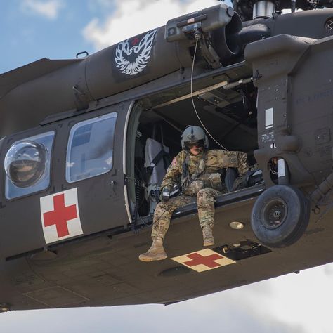 #USArmy medic observers from a MEDEVAC helicopter during a training event on @fortbraggnc #ArmyReadiness #armyaviation 68w Combat Medic, Special Forces Medic, Army Medic Aesthetic, Combat Medic Aesthetic, Medevac Helicopters, Air Force Medic, Soldier Medic, Army Combat Medic, Medical Helicopter