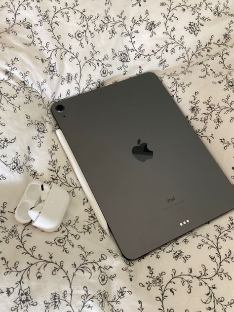 Ipad Air And Apple Pencil, Ipad Air Space Grey Aesthetic, Apple Asethic, Ipad Air Space Grey, Ipad And Apple Pencil Aesthetic, Apple Pencil Aesthetic, Ipad Air 5 Aesthetic, Space Grey Ipad, Ipad Air Aesthetic