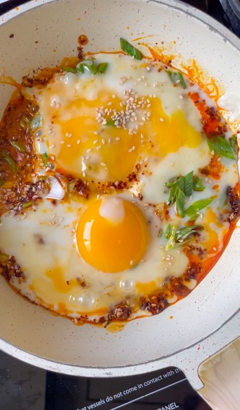 Eggs cooked in chilli oil or chilli crisp for a searingly-flavourful start to the day! Essen, Asian Egg Recipe, Chilli Crisp, Fried Egg Recipes, Chili Fries, Homemade Chilli, Spicy Eggs, Chilli Oil, Food Crush