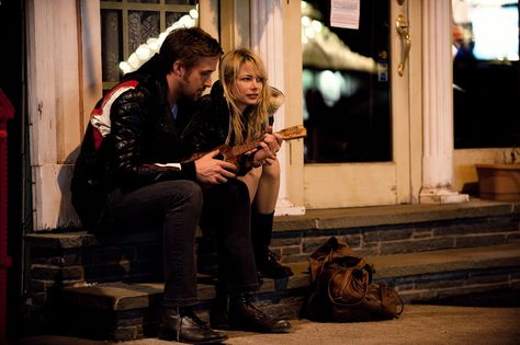 "Blue Valentine" movie still, 2010.  L to R: Ryan Gosling, Michelle Williams.  Gosling was also the executive producer on this movie. Ryan Gosling Blue Valentine, Blue Valentine Movie, Shade Pictures, Best Drama Movies, Valentines Movies, Independent Movies, Funny Romance, Good Movies On Netflix, Райан Гослинг