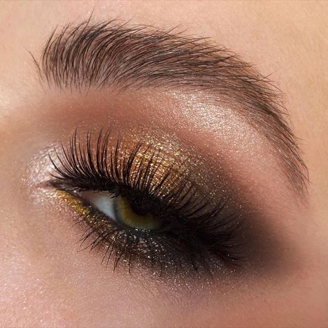 Eye Makeup Gold Smokey, Gold Makeup Green Eyes, Black Gold And Silver Eye Makeup, Gold Grunge Makeup, Bronze Gold Eye Makeup, Eye Makeup Black And Gold, Makeup For Golden Dress, Gold Eyeshadow Makeup Looks, Golden Make Up