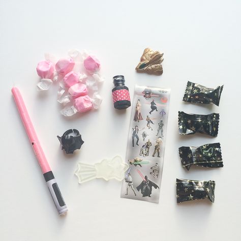 star wars party-favor bags Pink Star Wars Party, Girly Star Wars, Star Wars Quotes Funny, Millenium Falcon Cake, Pink Star Wars, Star Wars Favors, Star Wars Party Decorations, Star Wars Party Favors, Yoda Birthday