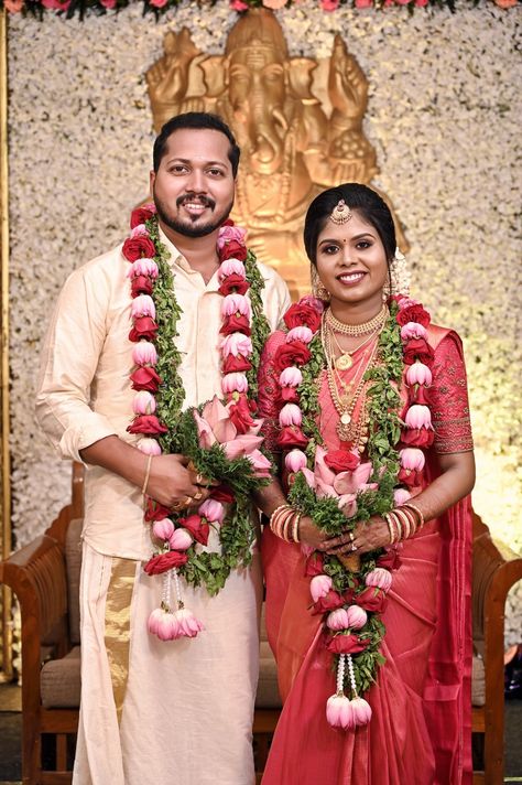 Kerala Hindu Wedding Photos, Kerala Wedding Couple, Jaimala Designs, Wedding Kerala, Hindu Wedding Photos, Lotus Wedding, Sacred Lotus, Kerala Wedding