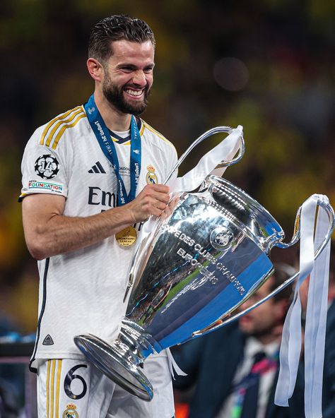 𝘾𝙃𝘼𝙈𝙋𝙄𝙊𝙉𝙎 🏆👑 #𝙃𝙖𝙡𝙖𝙈𝙖𝙙𝙧𝙞𝙙 Nacho Fernandez, Real Madrid Win, Hala Madrid, Soccer Pictures, June 1, كرة القدم, Fc Barcelona, Nachos, Soccer Players