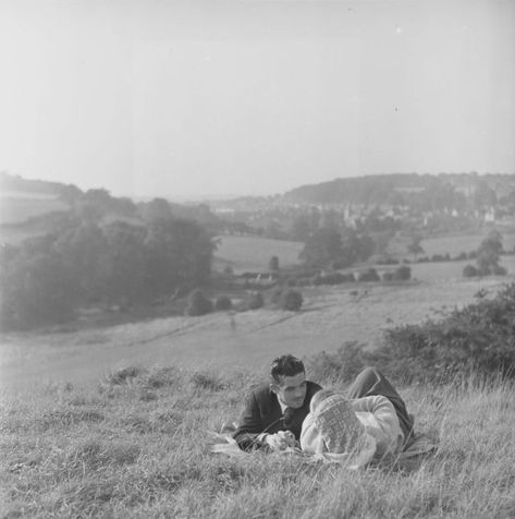 23 Romantic Vintage Photos of Couples in the UK in the 1950s ~ Vintage Everyday Lorraine, Vintage Family Aesthetic, Old School Relationships, Old Fashioned Love Aesthetic, Old Couple Pictures, Vintage Lovers Aesthetic, Vintage Couple Aesthetic, 50s Couple, 1950s Couple