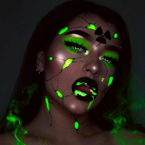 I Use Makeup, UV Paint And Light To Create Glow-In-The-Dark Looks (20 Pics) Makeup Competition, Big Makeup, Uv Makeup, Creative Halloween Makeup, Halloween Gesicht, Uv Paint, Maquillage Yeux Cut Crease, Holloween Makeup, Face Awards