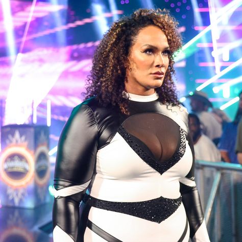 The amazing images of SmackDown, May 17, 2024: photos Contract Signing, Queen Of The Ring, Nia Jax, Cody Rhodes, Logan Paul, Wwe Champions, Amazing Images, All Food, Food Service