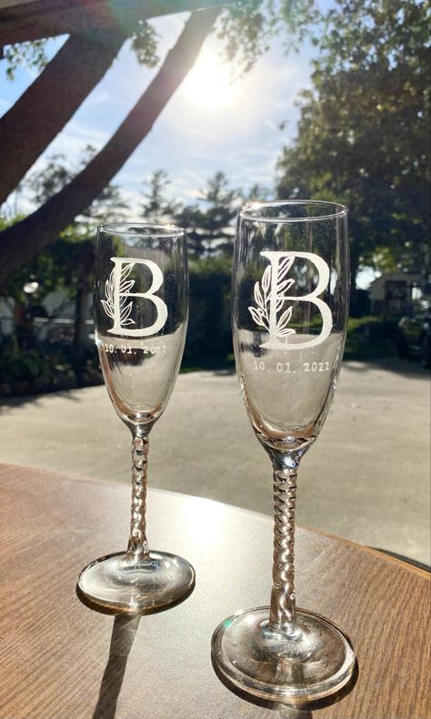 Etched Glass Ideas Wedding, Champagne Glass Gift Ideas, Wedding Gift Diy Cricut, Bride Champagne Glass Diy, Etched Glass Ideas For Men, Wedding Wine Glasses Bride And Groom, Glass Etching Ideas Homemade Gifts, Laser Engraving Glass Ideas, Etched Wedding Glasses