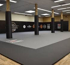 Martial Arts Design, Bjj Gym, Martial Arts Mats, Types Of Martial Arts, Martial Arts Gym, Indoor Sports Court, Yoga Room Design, Athletic Center, Sports Court